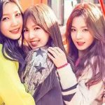 Lima personel red velvet yang tampil cantik natural dalam foto bersama